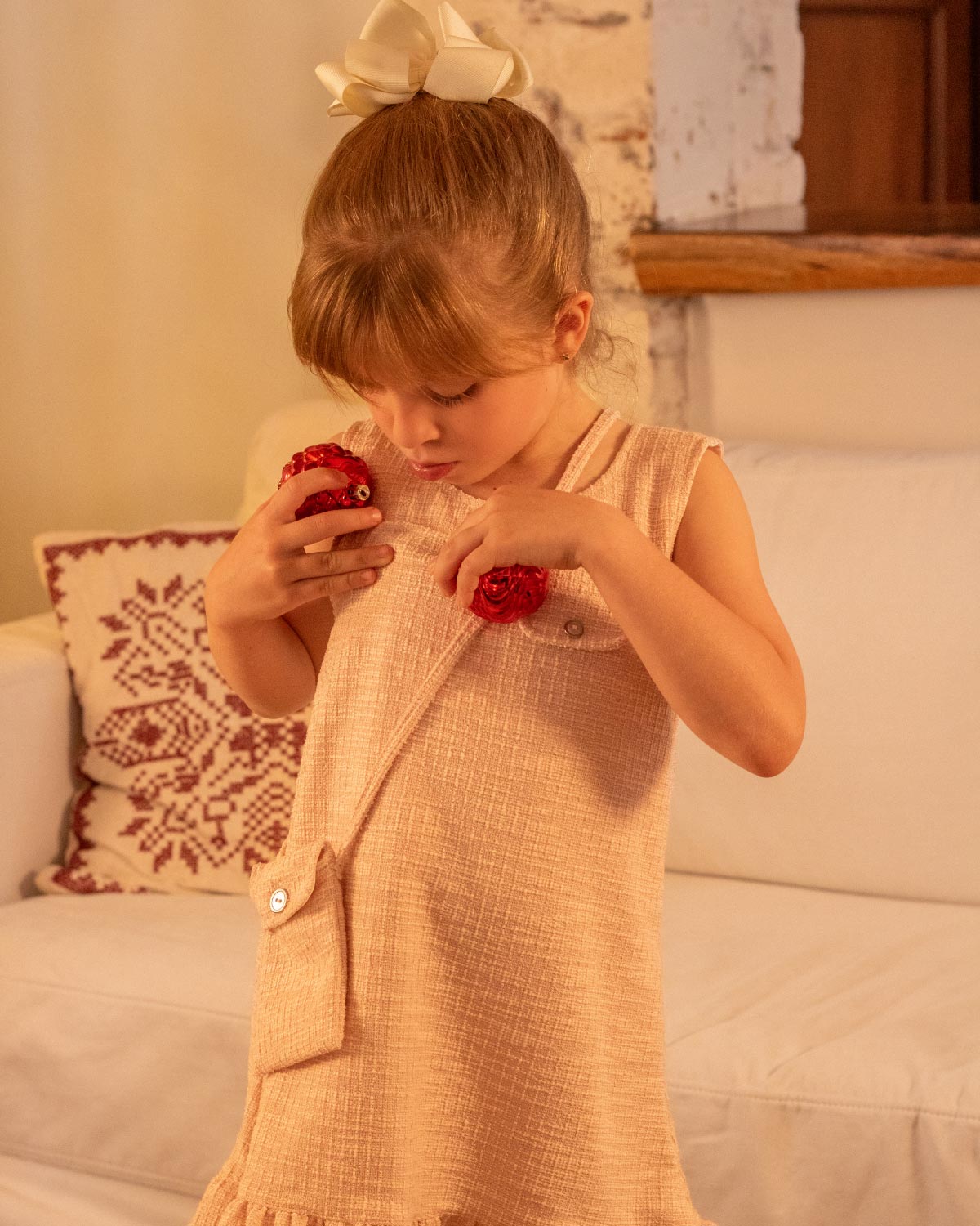 Vestido rosa terminado en bolero con tejido texturizado y bolsito pequeño para niña