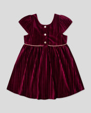 Vestido en velvet plisado vinotinto con botonadura en espalda para niña