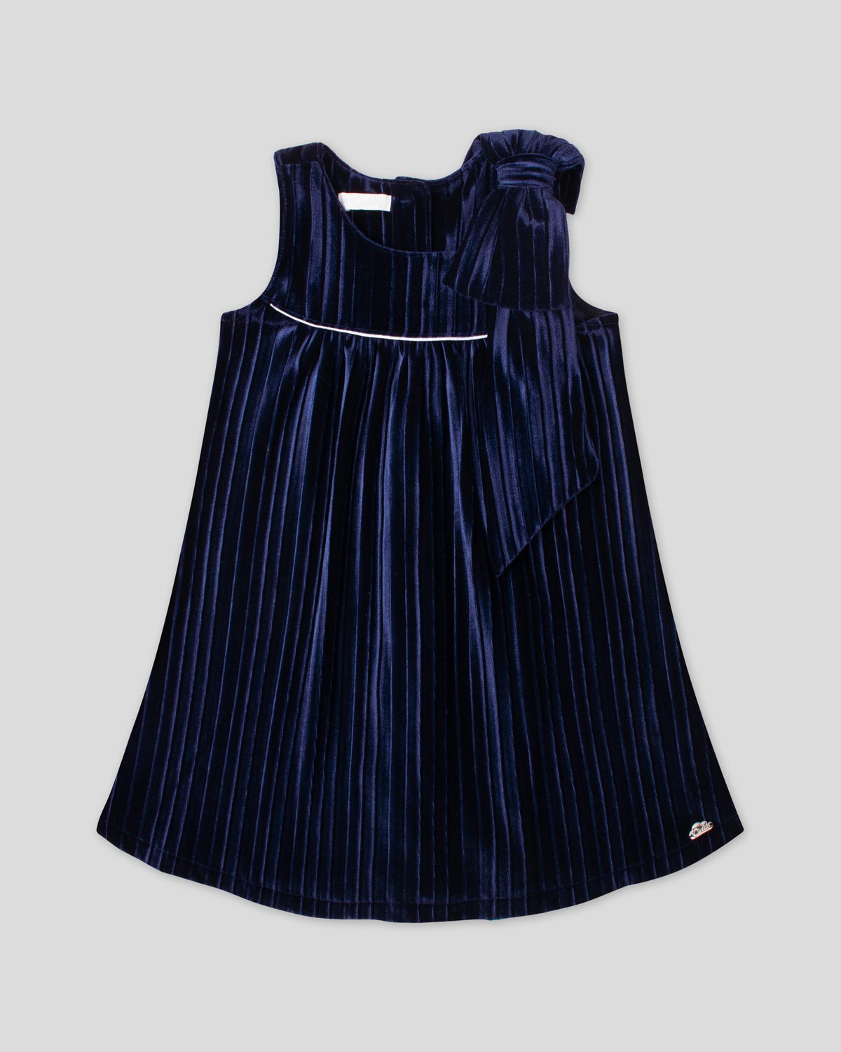 Vestido en velvet plisado azul con moño en hombro y botonadura en espalda para niña