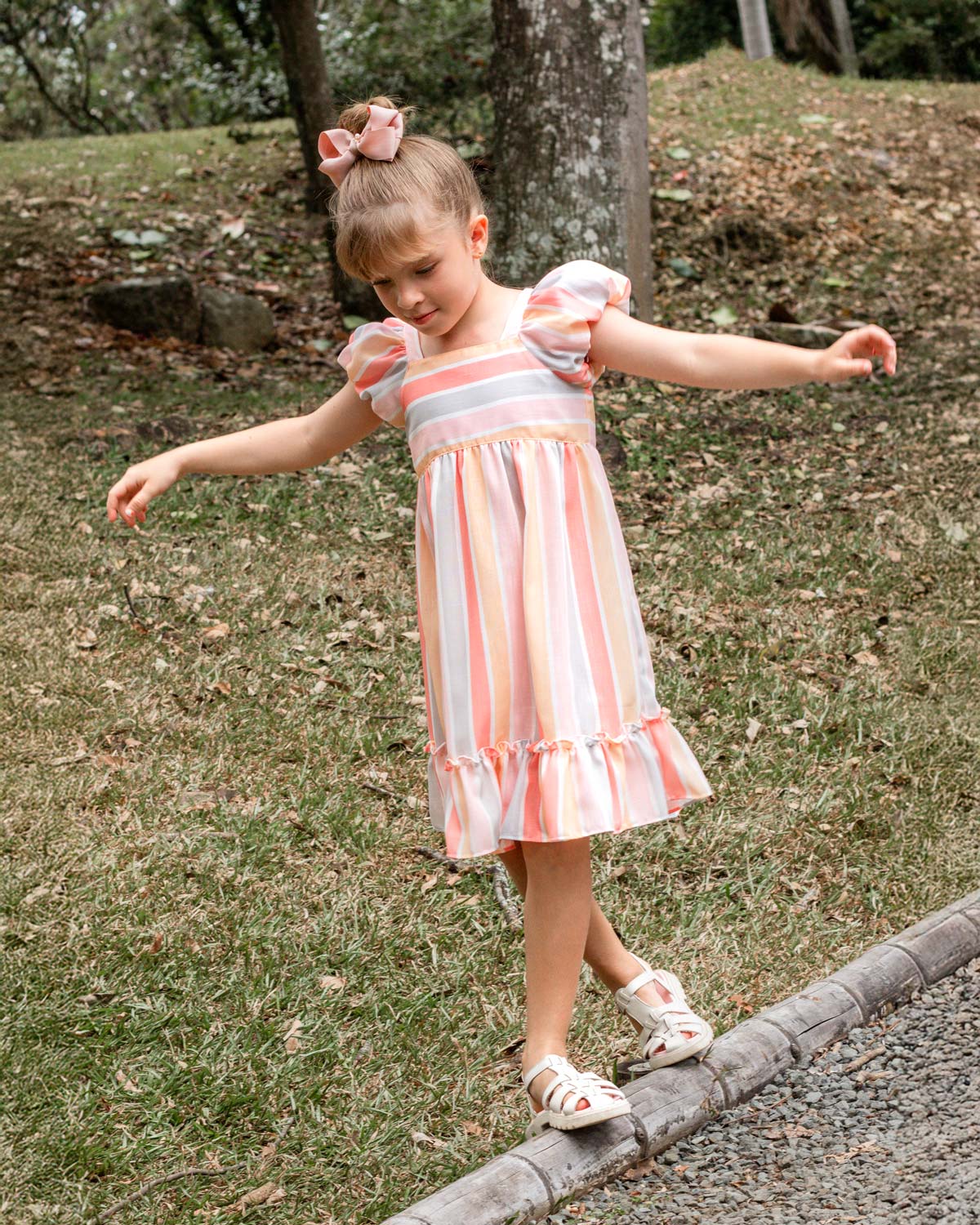 Vestido con estampado de líneas naranja, rosa, gris y botones en espalda para niña