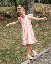 Vestido con estampado de líneas naranja, rosa, gris y botones en espalda para niña