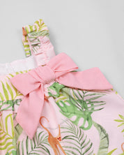 Vestido estampado de tiras zurcidas con terminado en bolero y detalle de moño rosa para niña