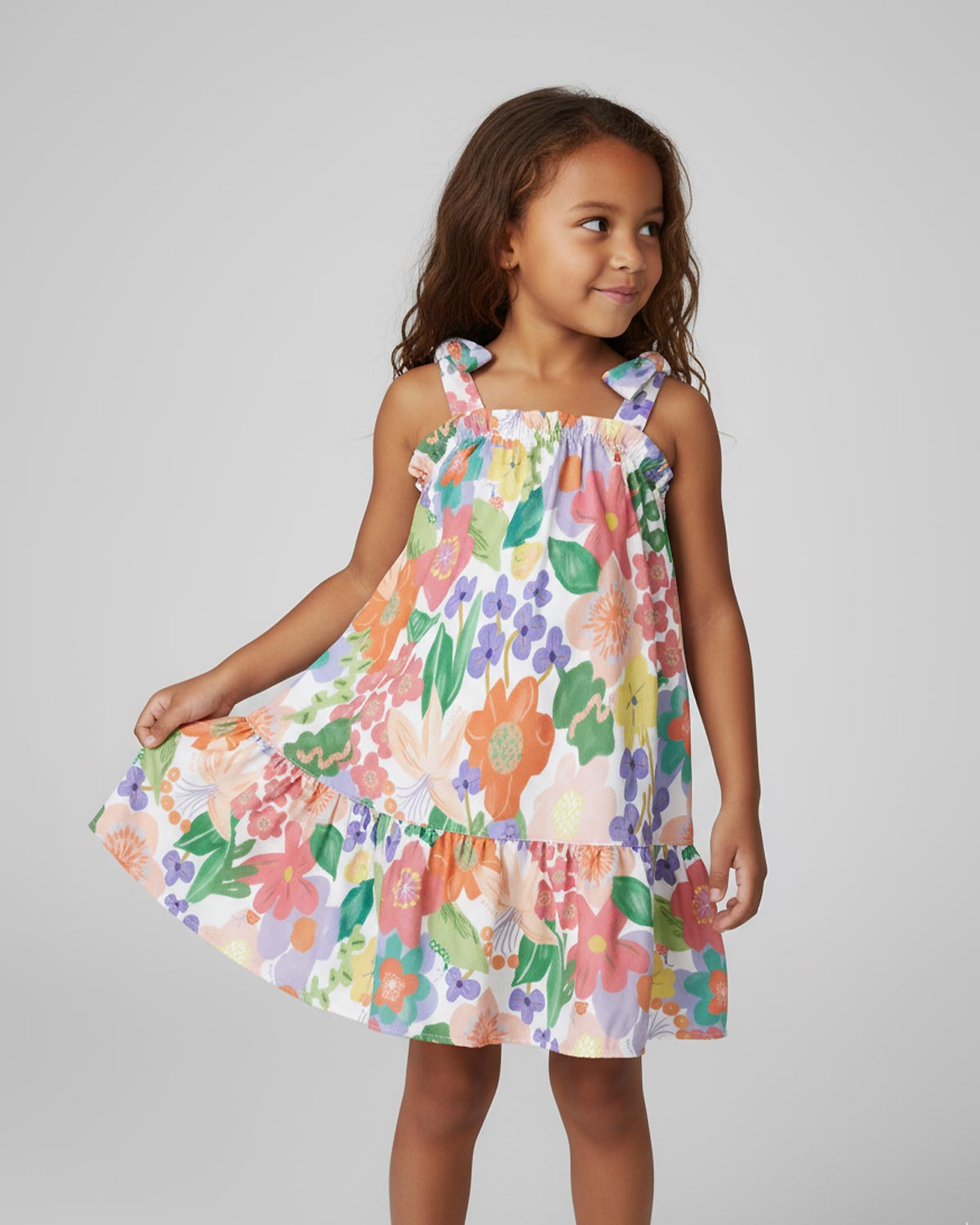Vestido de tiras con moños y con estampado de flores para niña