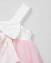 Vestido en satín blanco con moño y tull plisado rosa para niña