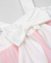Vestido en satín blanco con moño y tull plisado rosa para niña