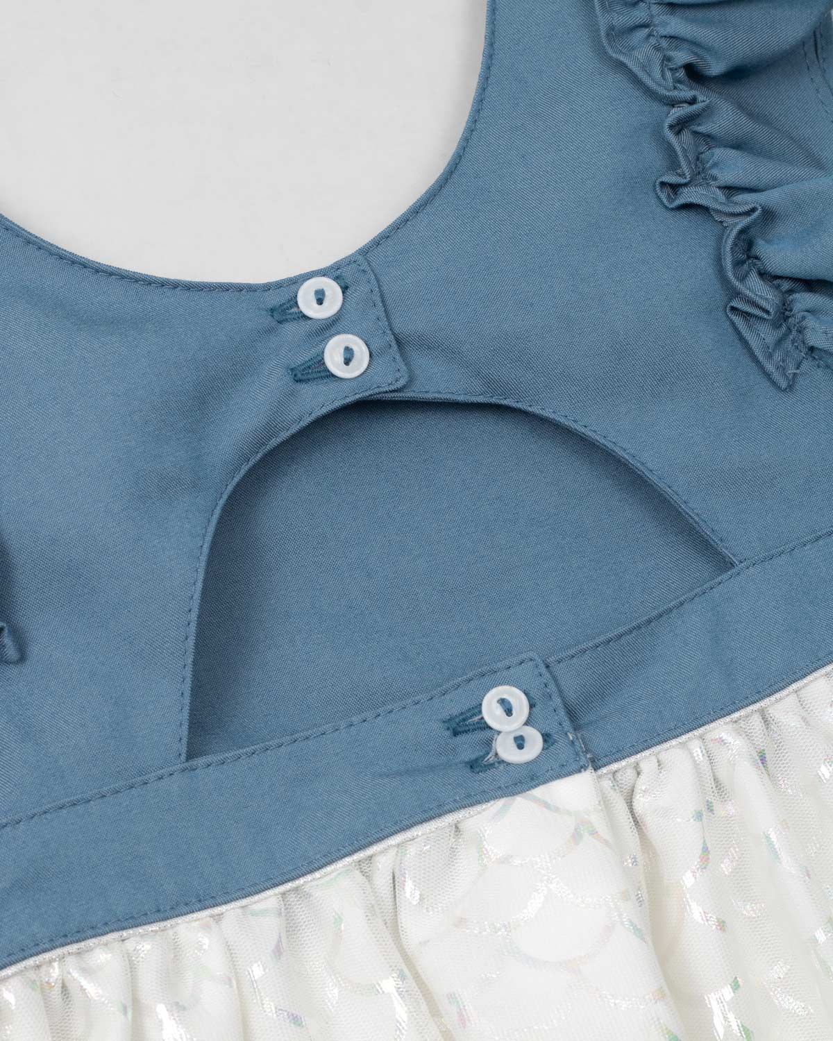 Vestido azul con falda blanca y tul con estampado tornasol para niña