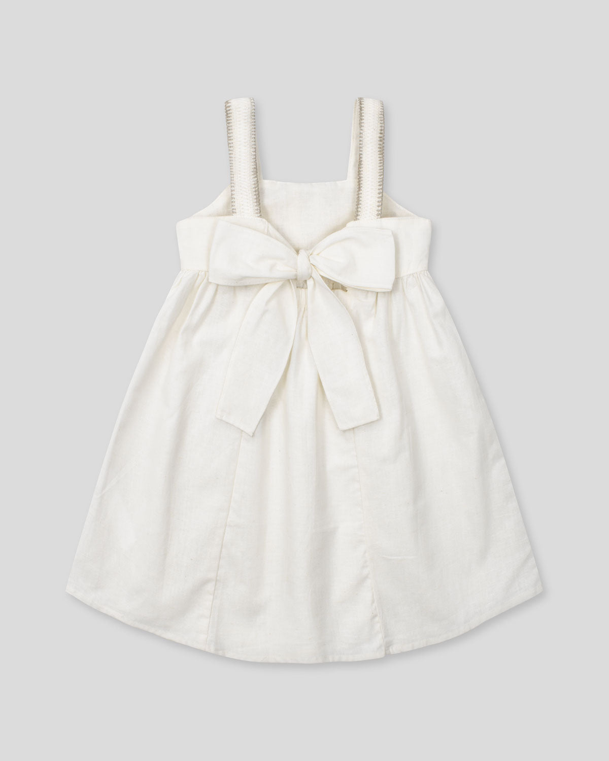 Vestido en lino con textura tejida y moño en espalda para niña