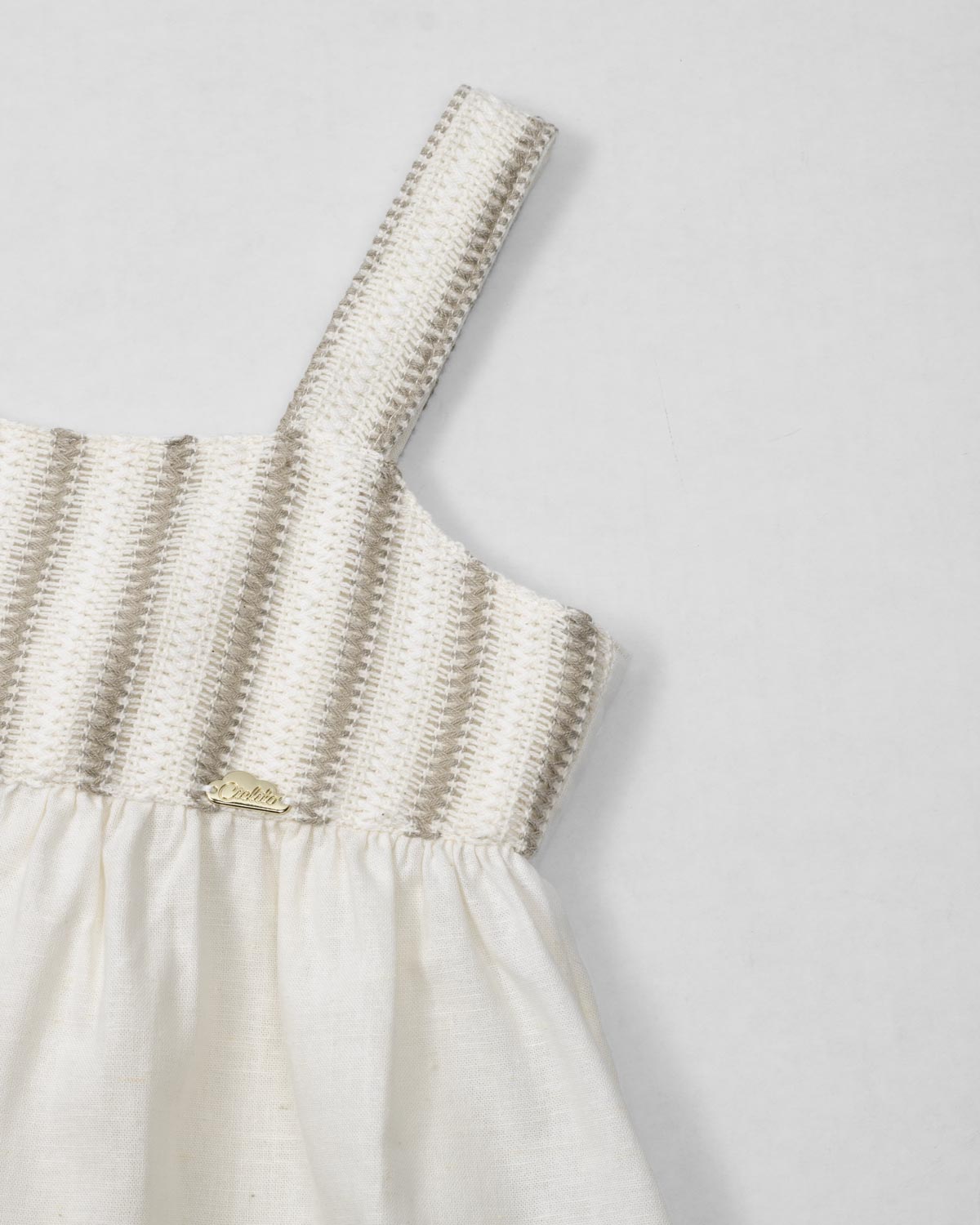 Vestido en lino con textura tejida y moño en espalda para niña