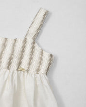 Vestido en lino con textura tejida y moño en espalda para niña