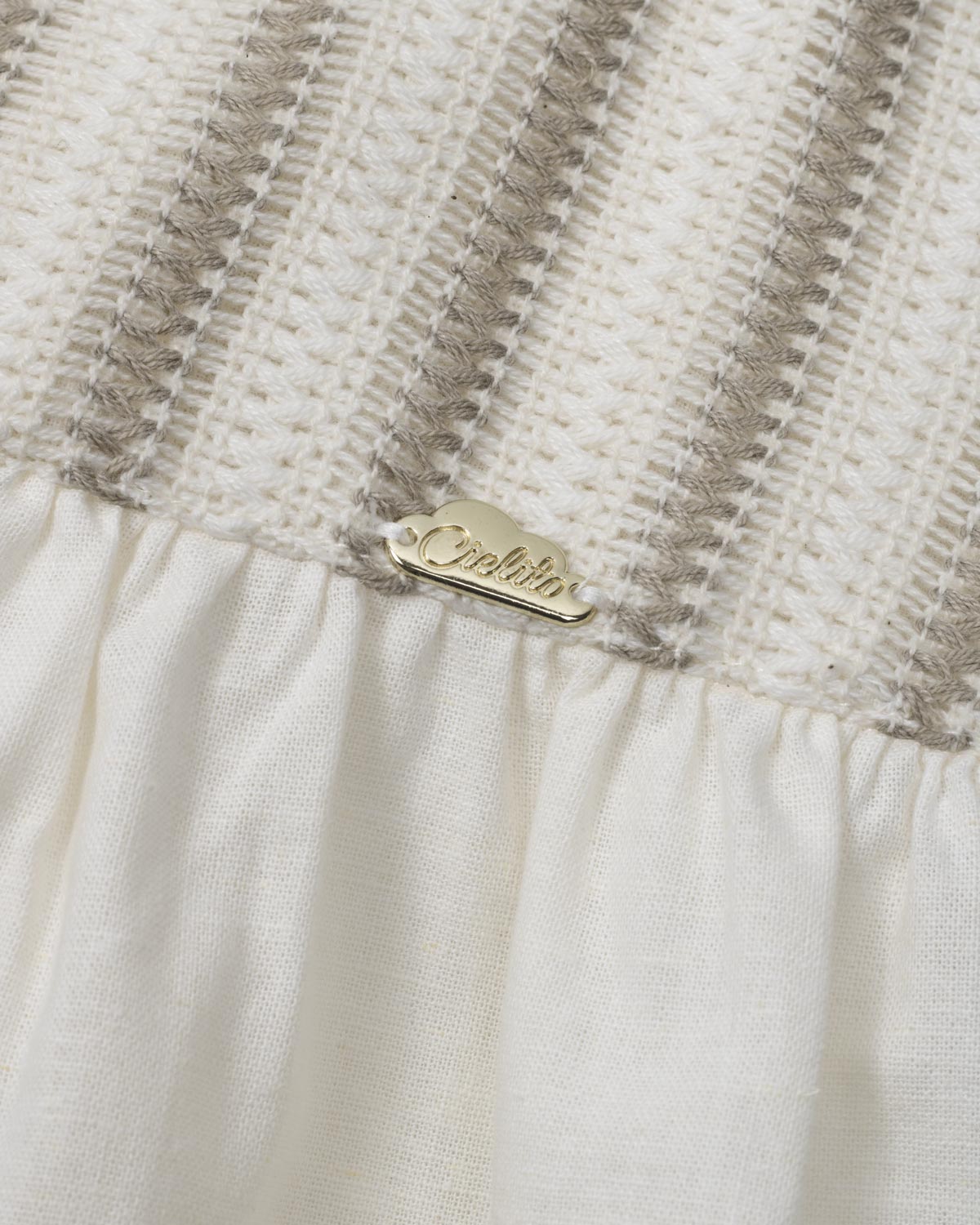 Vestido en lino con textura tejida y moño en espalda para niña