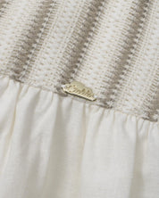 Vestido en lino con textura tejida y moño en espalda para niña