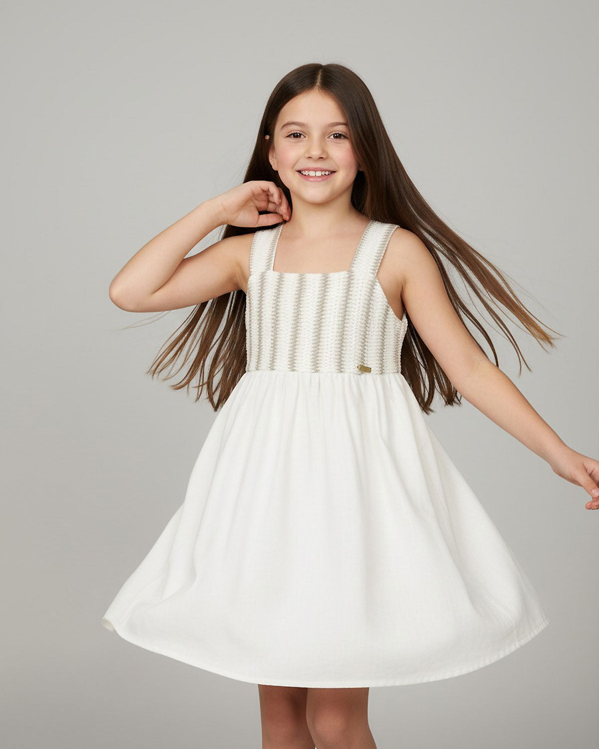 Vestido en lino con textura tejida y moño en espalda para niña