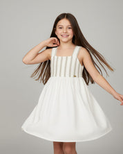 Vestido en lino con textura tejida y moño en espalda para niña
