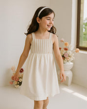 Vestido en lino con textura tejida y moño en espalda para niña