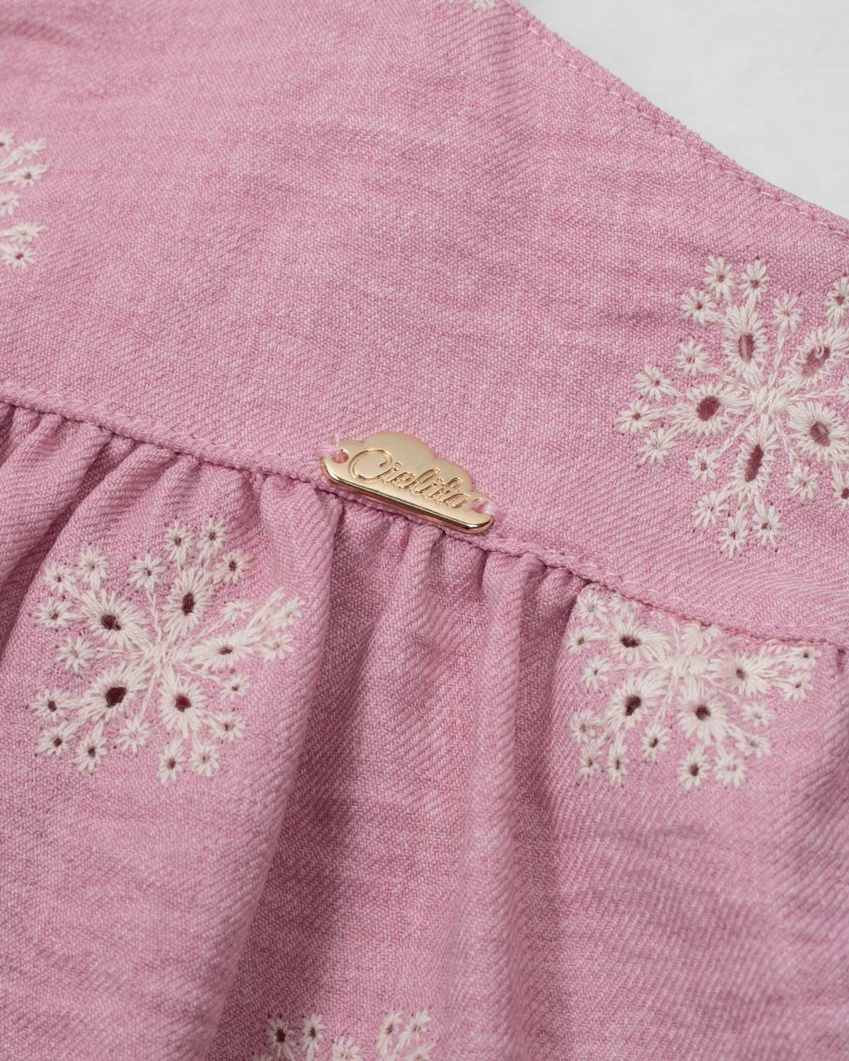 Vestido de tiras en lino rosado con flores y botonadura en espalda para niña