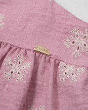 Vestido de tiras en lino rosado con flores y botonadura en espalda para niña