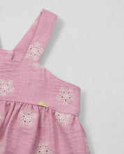 Vestido de tiras en lino rosado con flores y botonadura en espalda para niña