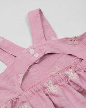 Vestido de tiras en lino rosado con flores y botonadura en espalda para niña