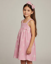 Vestido de tiras en lino rosado con flores y botonadura en espalda para niña