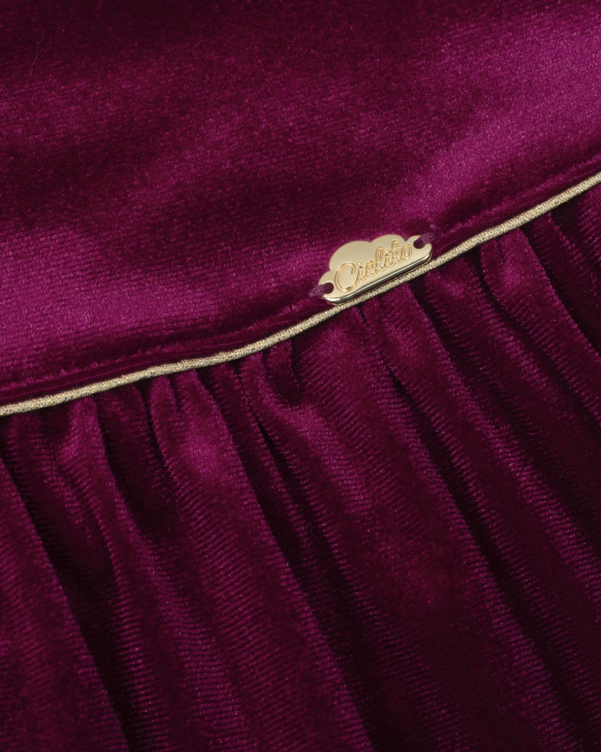 Vestido en velvet vinotinto con botonadura en espalda para niña