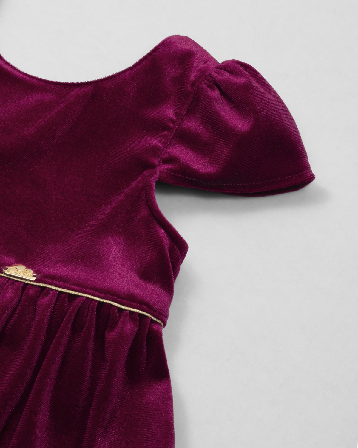 Vestido en velvet vinotinto con botonadura en espalda para niña