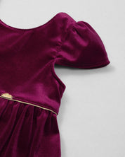 Vestido en velvet vinotinto con botonadura en espalda para niña