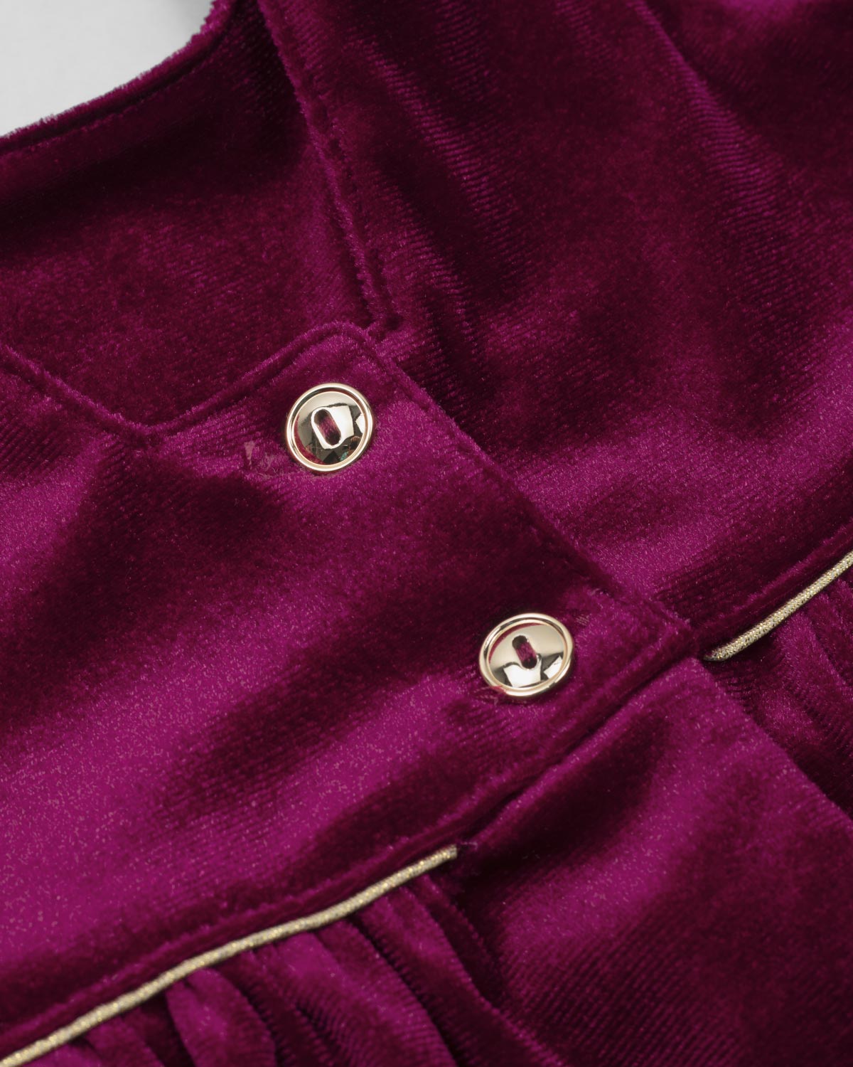 Vestido en velvet vinotinto con botonadura en espalda para niña