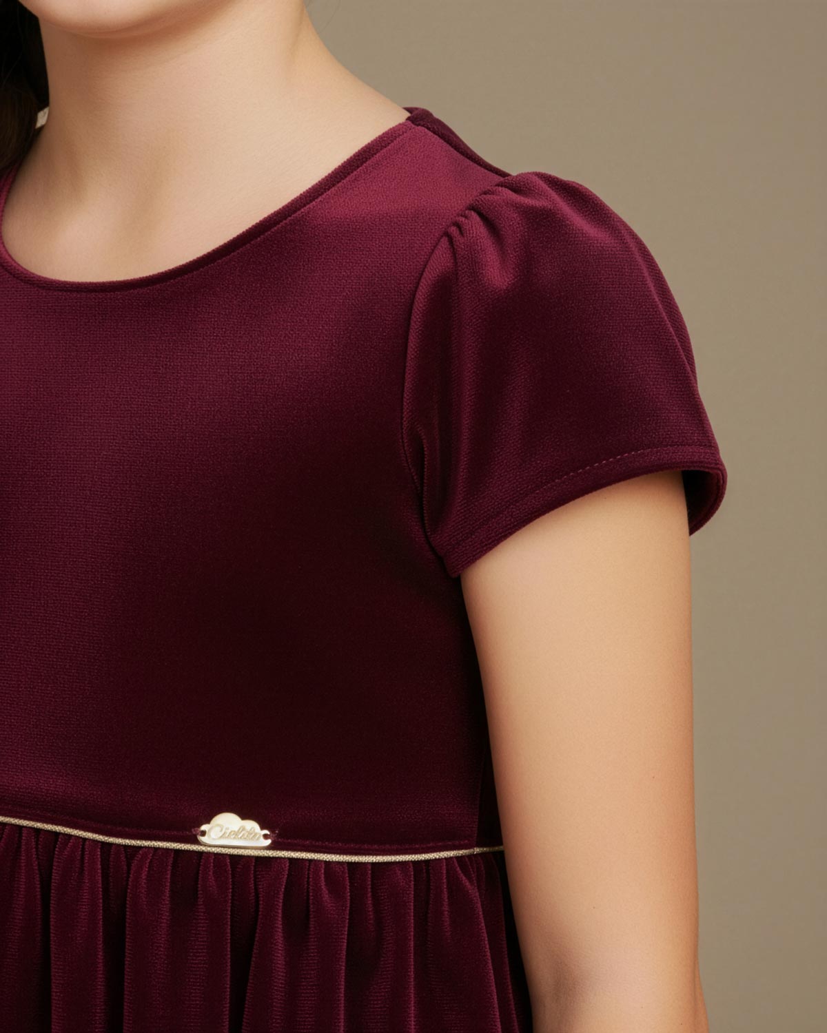 Vestido en velvet vinotinto con botonadura en espalda para niña
