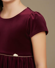Vestido en velvet vinotinto con botonadura en espalda para niña