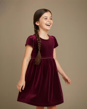 Vestido en velvet vinotinto con botonadura en espalda para niña