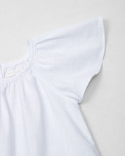 Vestido en lino blanco con estampado de flores para niña