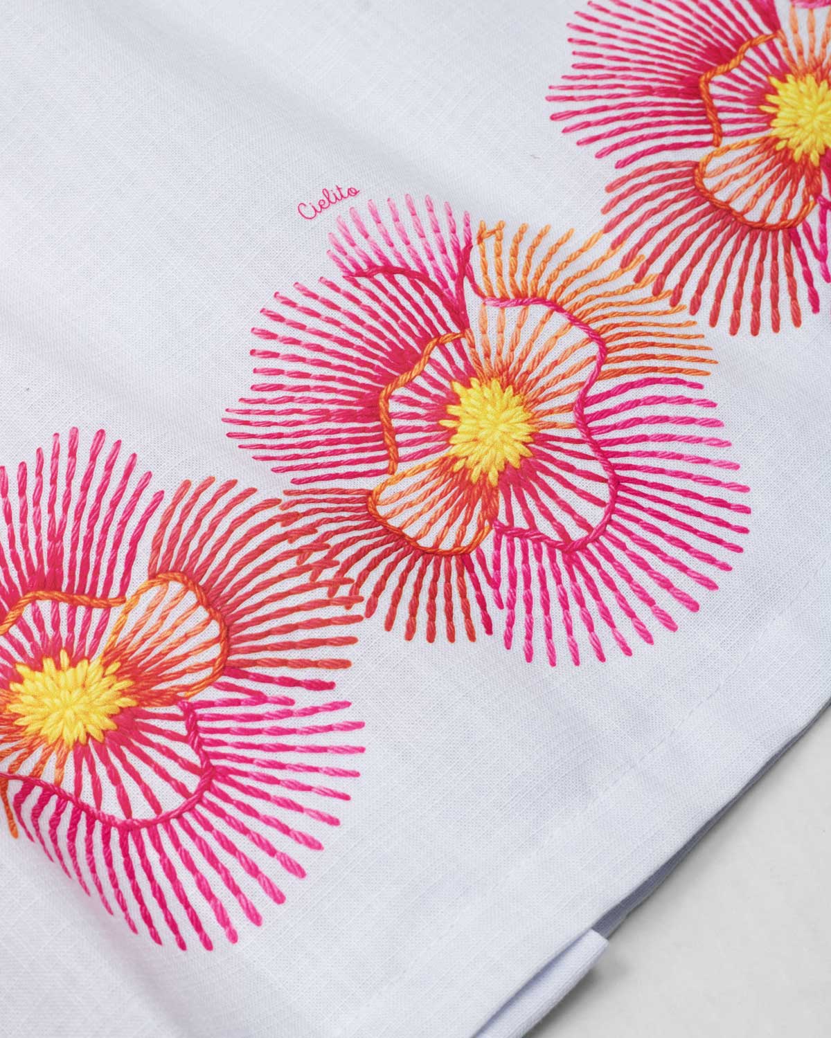 Vestido en lino blanco con estampado de flores para niña