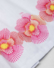 Vestido en lino blanco con estampado de flores para niña