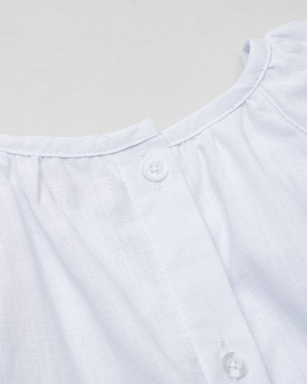 Vestido en lino blanco con estampado de flores para niña