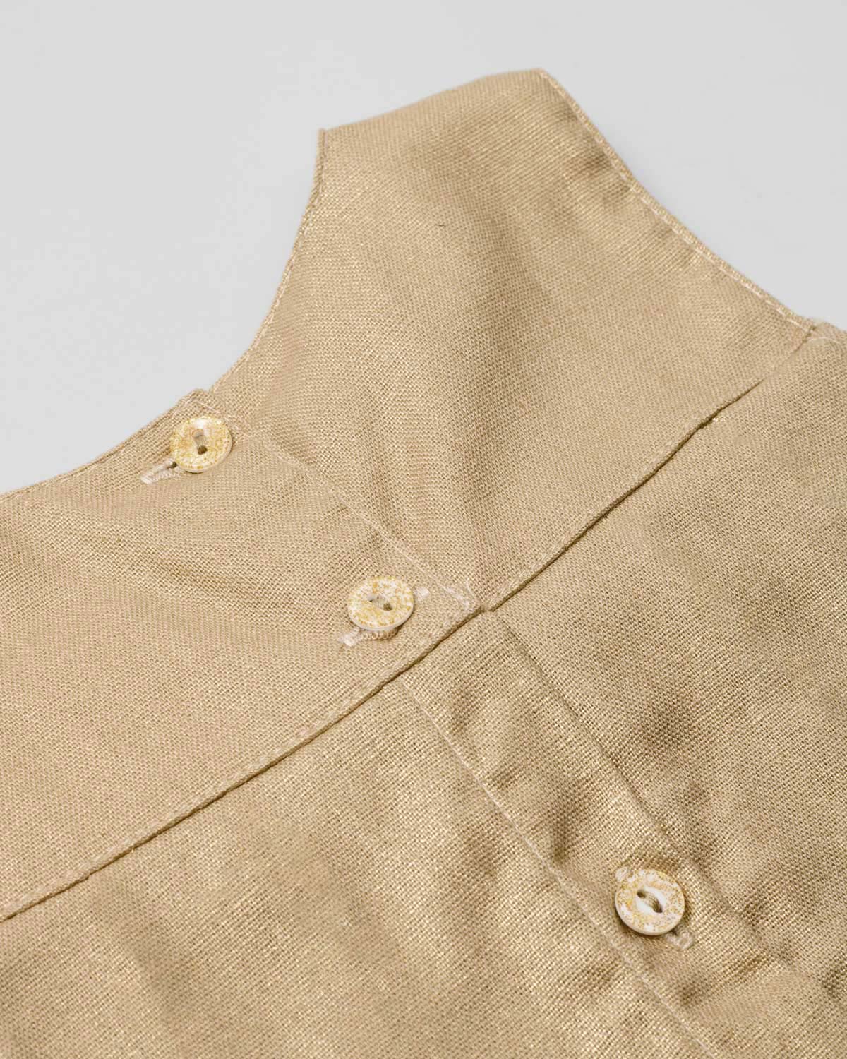 Vestido dorado en lino con brillos, moño y botones en espalda para niña