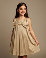 Vestido dorado en lino con brillos, moño y botones en espalda para niña