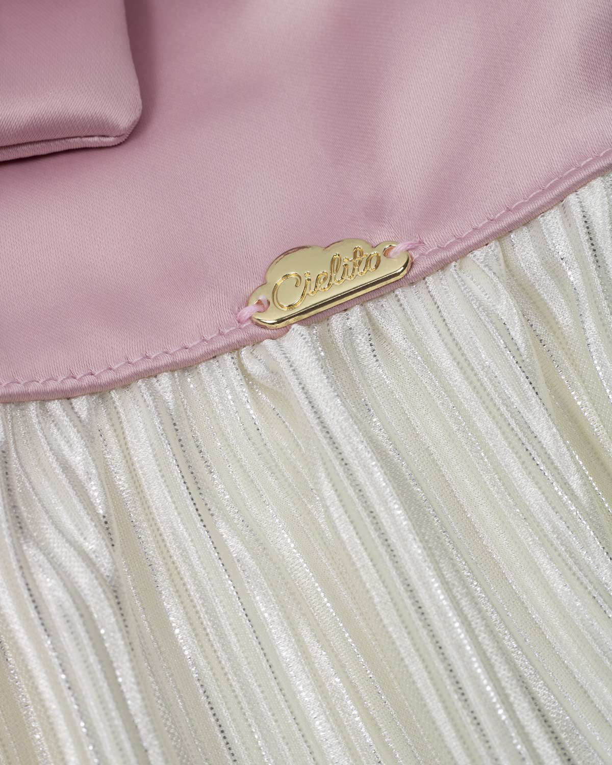 Vestido en satín de tiras con moños y plisado blanco crema para niña