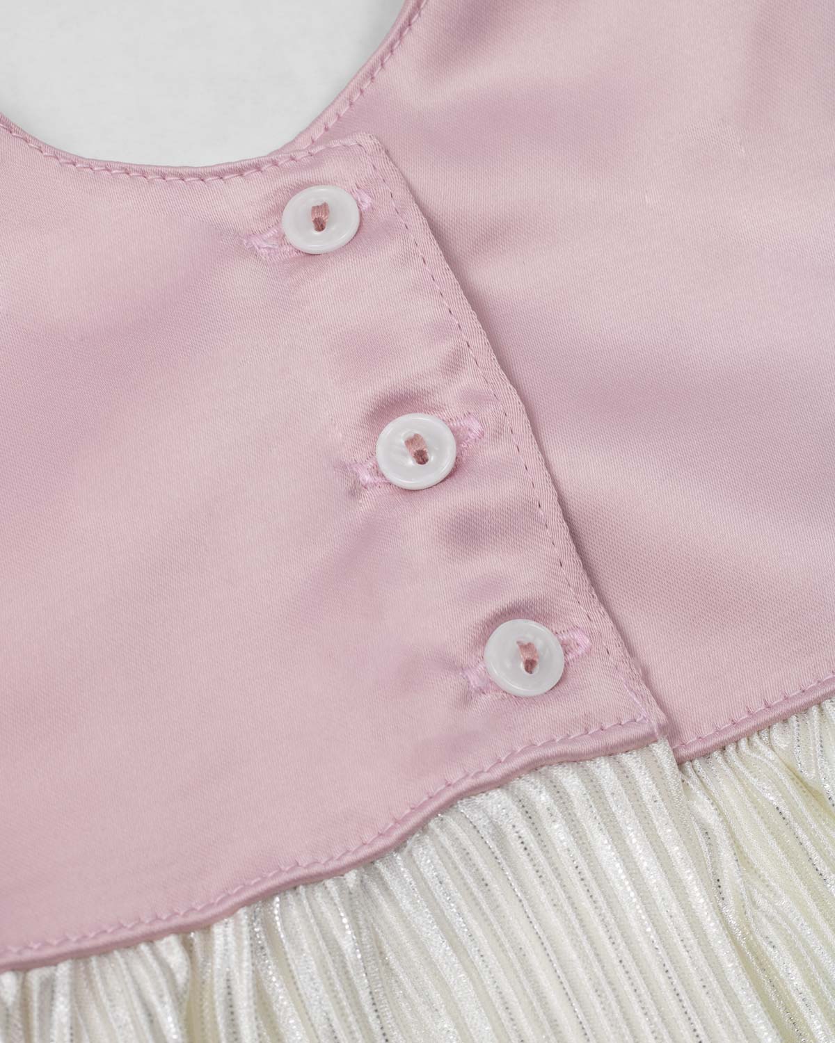 Vestido en satín de tiras con moños y plisado blanco crema para niña