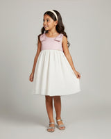 Vestido en satín de tiras con moños y plisado blanco crema para niña