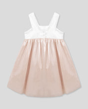 Vestido en satín de tiras con moño y falda champán para niña