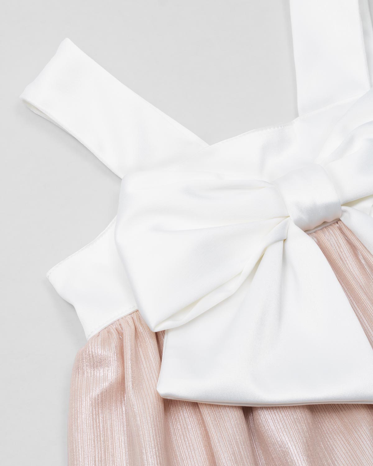 Vestido en satín de tiras con moño y falda champán para niña