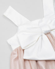 Vestido en satín de tiras con moño y falda champán para niña