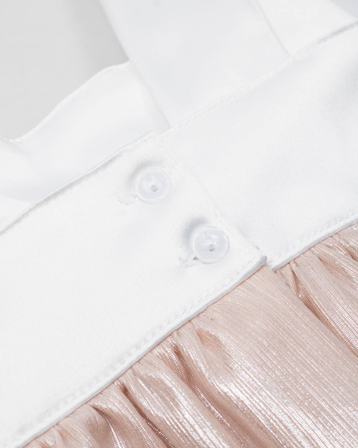 Vestido en satín de tiras con moño y falda champán para niña