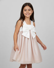 Vestido en satín de tiras con moño y falda champán para niña