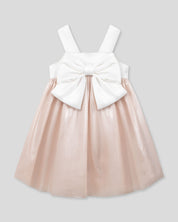 Vestido en satín de tiras con moño y falda champán para niña