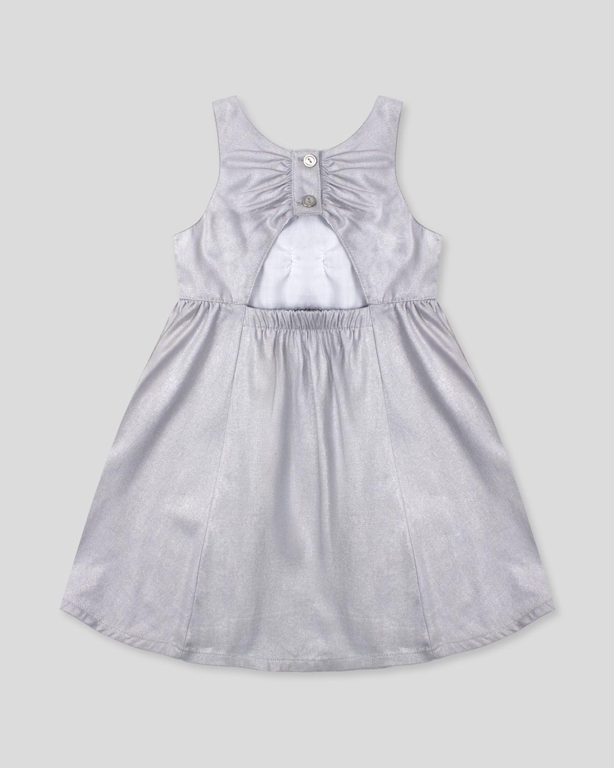 Vestido plateado en lino con brillos, moño y botones en espalda para niña