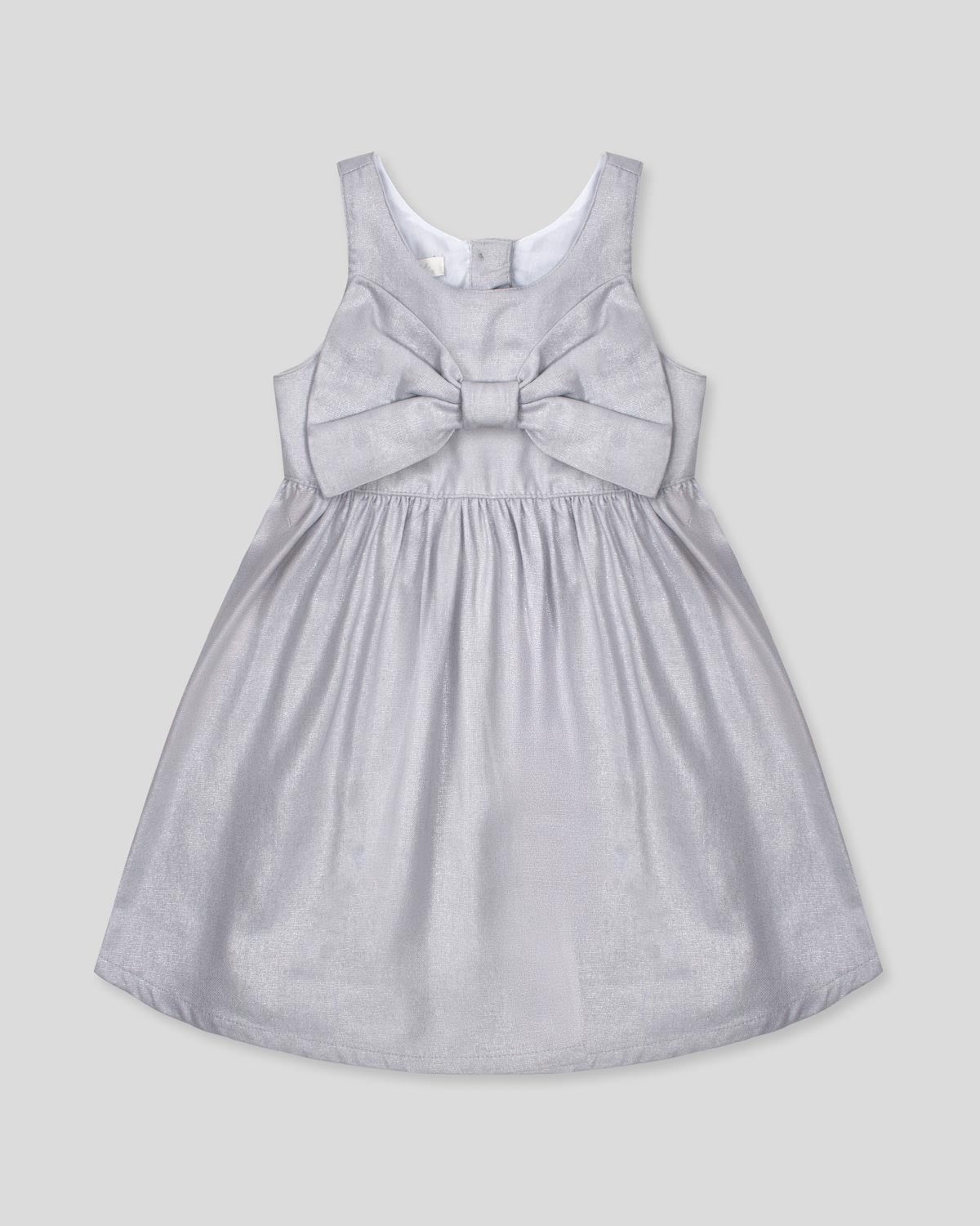 Vestido plateado en lino con brillos, moño y botones en espalda para niña