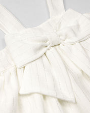 Vestido blanco con moño y líneas plateadas para niña