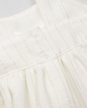 Vestido blanco con moño y líneas plateadas para niña