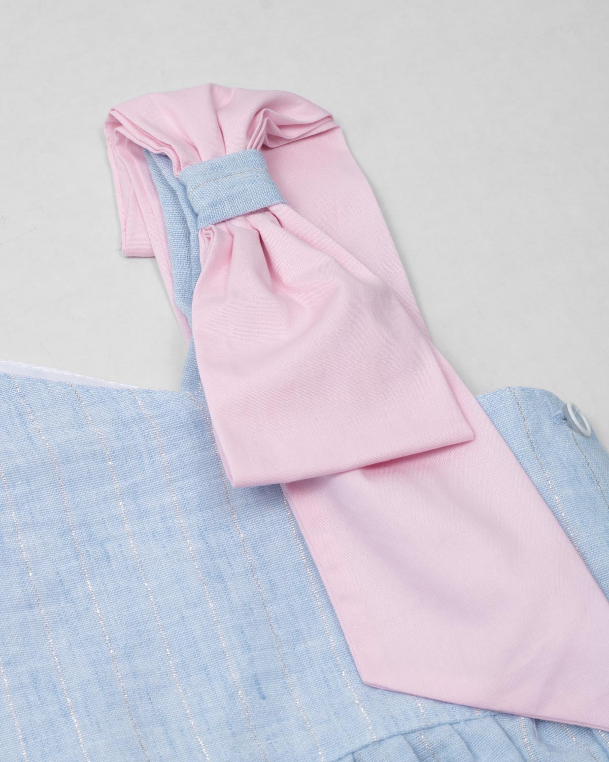 Vestido azul con moño rosado en hombro y brillos para niña